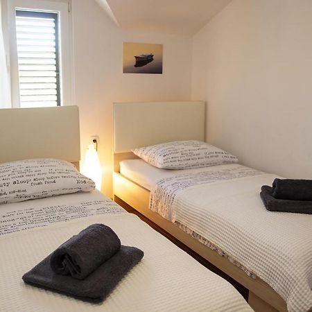 Kaprije Apartmani Tina I Ena Buitenkant foto