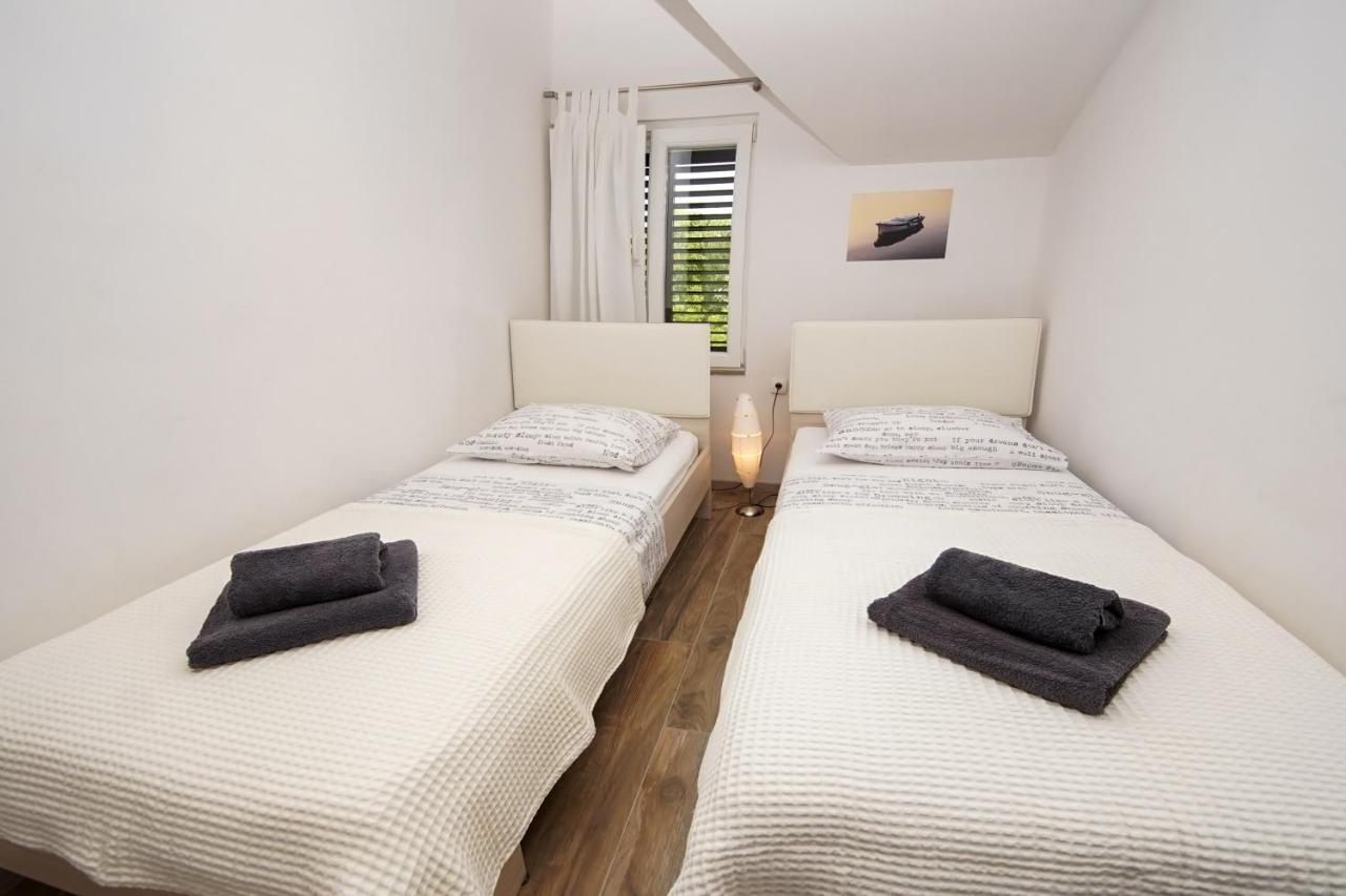 Kaprije Apartmani Tina I Ena Buitenkant foto